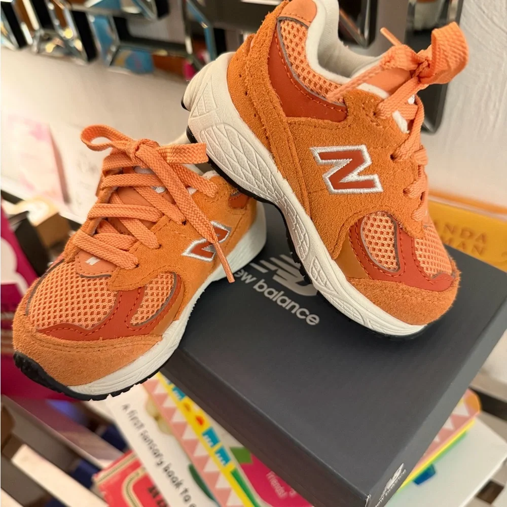 New Balance Kids - Brown Orange Sneakers size 5W - Picture 6 of 9